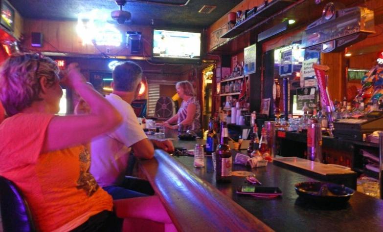 EEUU: Florida prohíbe consumo de alcohol en bares