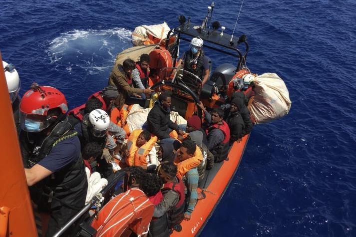 Mujer dio a luz en una lancha inflable con centenar de inmigrantes cerca de la costa de Libia