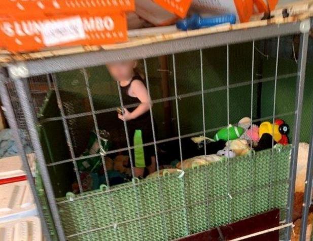 Encuentran a niño de un año encerrado en una jaula con serpientes y ratones en EE.UU