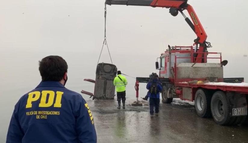 Encuentran dos personas muertas al interior de un auto que cayó a un canal en Puerto Natales