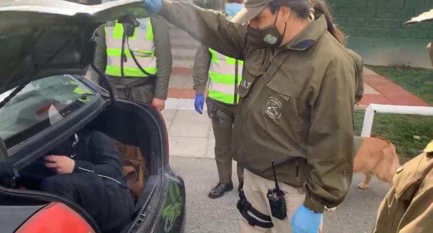 [VIDEO] Sorprenden a hombre intentando evadir cordón sanitario en maletero de un auto