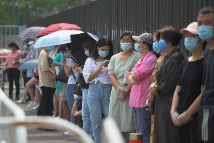 Autoridades chinas confinan a medio millón de personas cerca de Pekín por el coronavirus