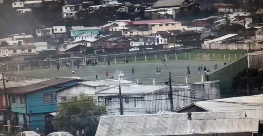 Detienen a 11 personas por jugar un partido de fútbol en estadio de Hualpén durante toque de queda