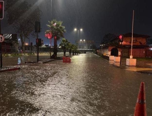 [VIDEOS] Intensas lluvias provocan desborde de canal en Talca