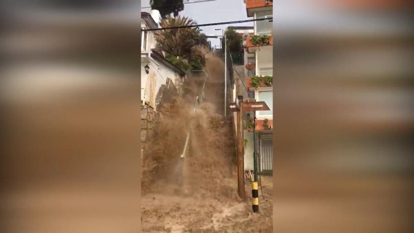 [VIDEO] Cascadas en Concon y peligro de derrumbe en Valparaíso