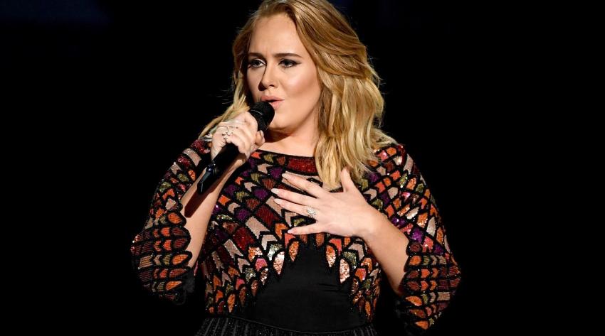 Adele saca aplausos al usar un vestido de hace cuatro años para mostrar su gran cambio físico
