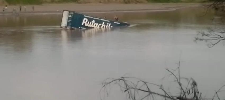 Familia de camionero chileno que murió al caer a río en Argentina pide ayuda para repatriar cuerpo