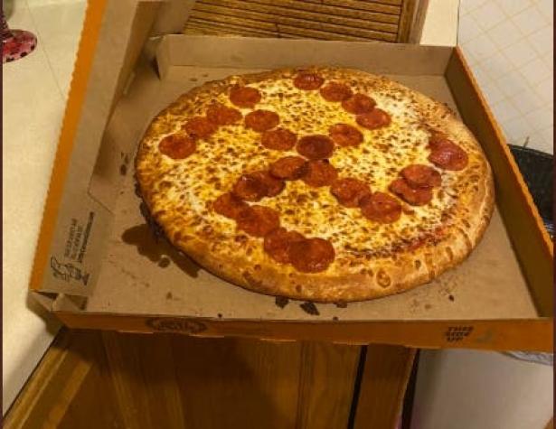 Pareja compró una pizza y encontraron una "esvástica" en el interior: "Es perturbador"