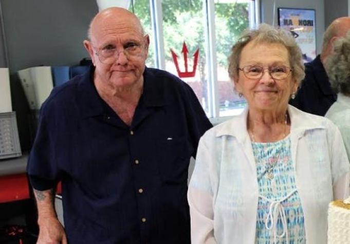 Tras 53 años juntos: Pareja de ancianos muere tomada de la mano luego de enfrentar el COVID-19