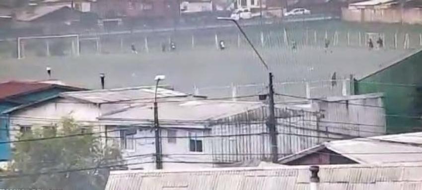 Sorprenden a 20 hombres jugando fútbol en estadio de Hualpén en medio de la pandemia