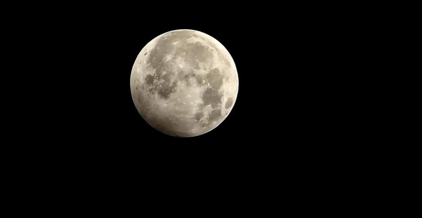 A qué hora y cómo ver el ‘eclipse lunar penumbral’ de esta noche