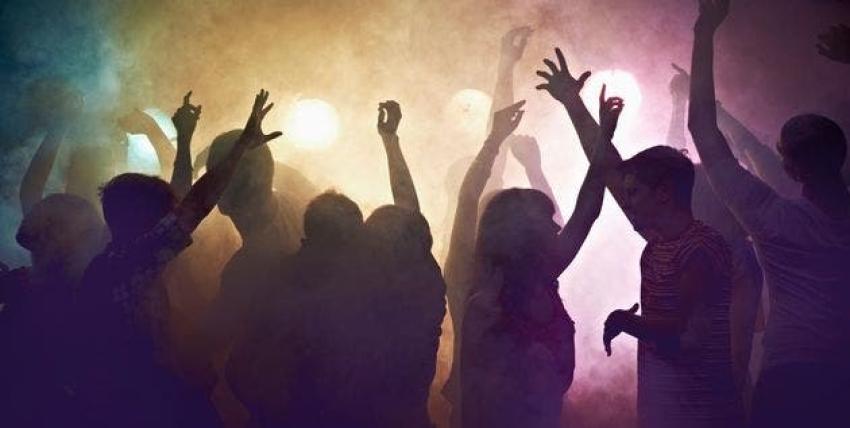 "El que se infecta gana": Estudiantes de Estados Unidos organizan "fiestas covid"