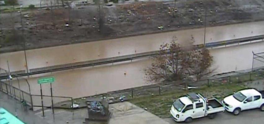 [FOTOS Y VIDEOS] Pasos bajo nivel de Lo Espejo y Lo Prado son cerrados por inundaciones