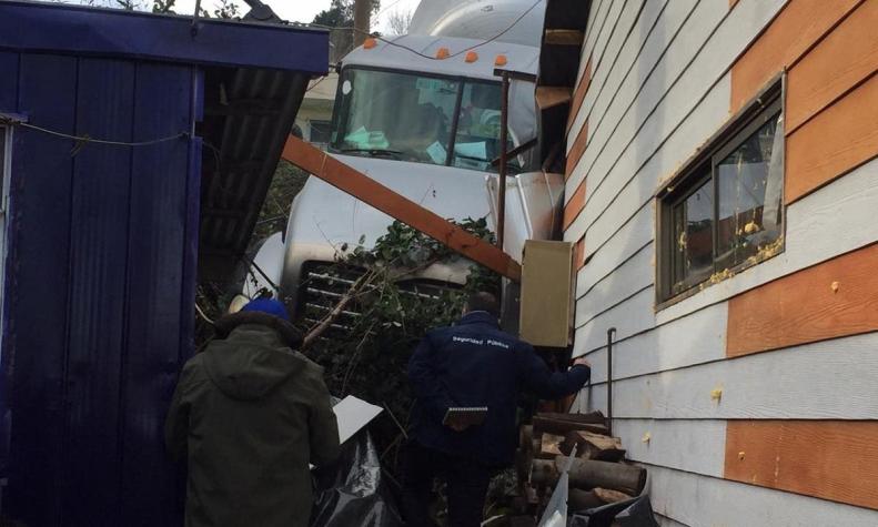 [FOTOS] Camión que cayó sobre dos casas deja un lesionado en Penco