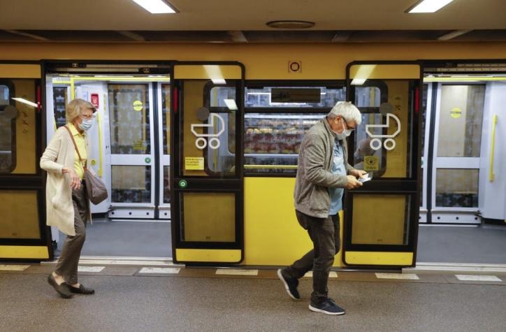 Metro de Berlín crea curiosa campaña para que la gente use mascarillas: "No usen desodorante"