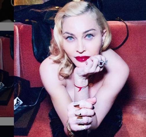 Madonna revoluciona las redes sociales posando en "topless" a sus 61 años