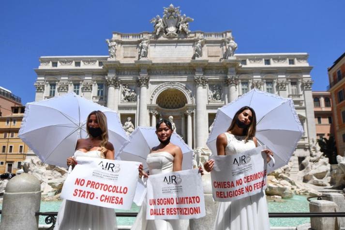 Llamativa protesta en Roma: Novias se manifiestan para que vuelvan las bodas