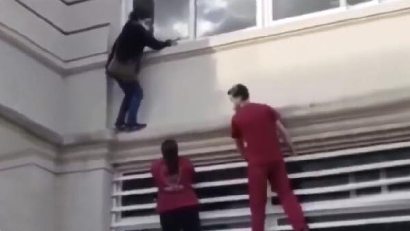 [VIDEO] Argentina: una mujer trepa por las paredes de un hospital para ver a familiar con COVID-19