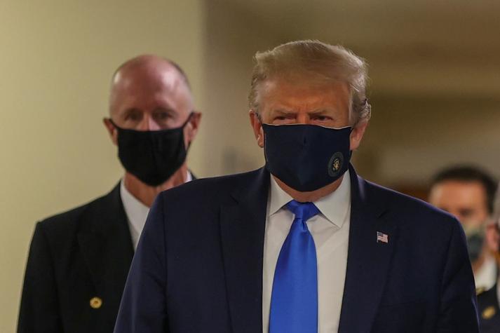 [FOTOS] Donald Trump se deja ver por primera vez públicamente usando mascarilla