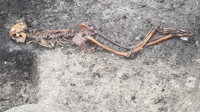 El "misterio" de un hombre asesinado en la Edad del Hierro, cuyo esqueleto fue hallado en Inglaterra