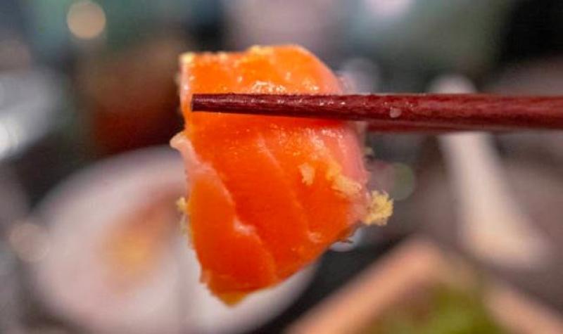 Encuentran gusano en la amígdala de una mujer que comió sashimi