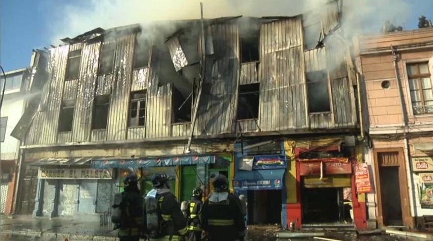 Incendio afectó a varios locales comerciales en Valparaíso