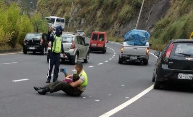 Destacan a policía ecuatoriano por calmar a un niño con videos tras brutal accidente en carretera