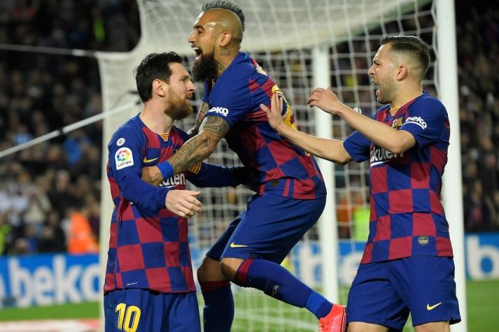 Prensa de Barcelona duda sobre la partida de Vidal: "Quizás es más necesario que salgan otros"