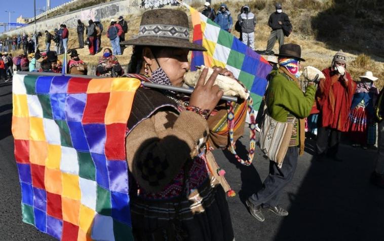 Miles de bolivianos desafían cuarentena y marchan contra el gobierno de Áñez