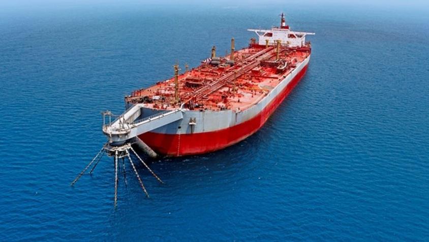El buque fantasma cargado de petróleo que amenaza como una "bomba de tiempo" en el mar Rojo