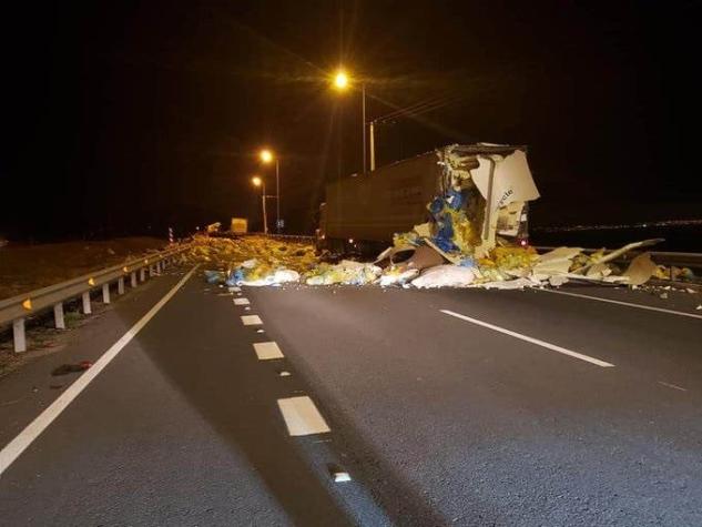 [FOTO] Camión que transportaba residuos de exámenes COVID-19 vuelca tras colisión en La Serena