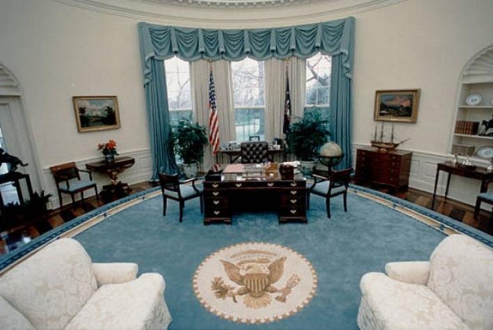 Los retratos de Clinton y Bush retirados del hall de la Casa Blanca