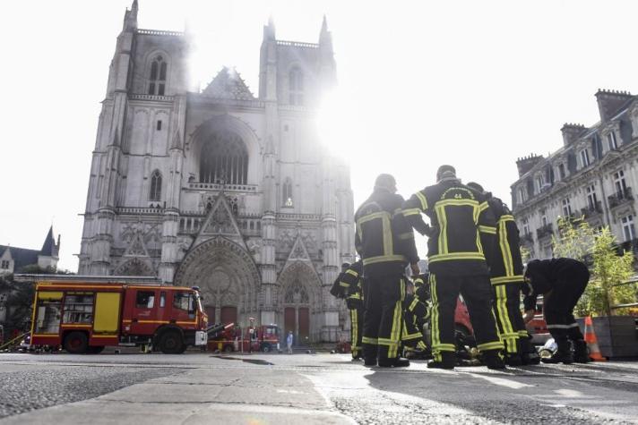 Incendio provoca daños "inestimables" en la catedral de Nantes
