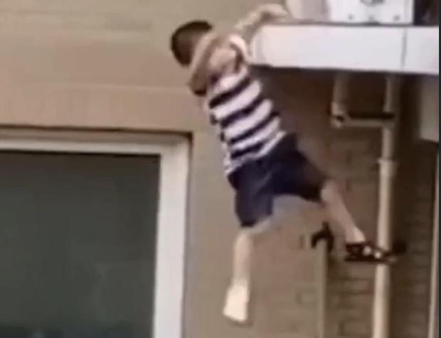 Un niño se salva tras caer desde un quinto piso en China gracias a un vecino