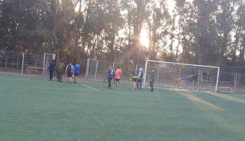 Detienen a 10 jóvenes tras ser sorprendidos jugando fútbol en una cancha en Colina