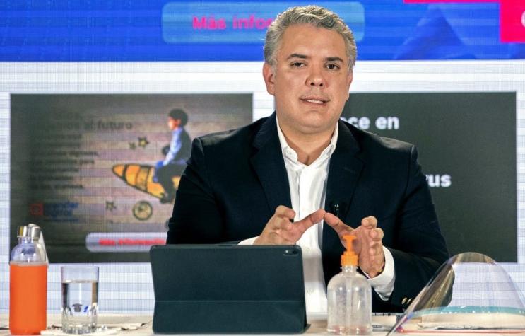Presidente de Colombia dice a los ciudadanos que pandemia estará presente "por lo menos un año más"
