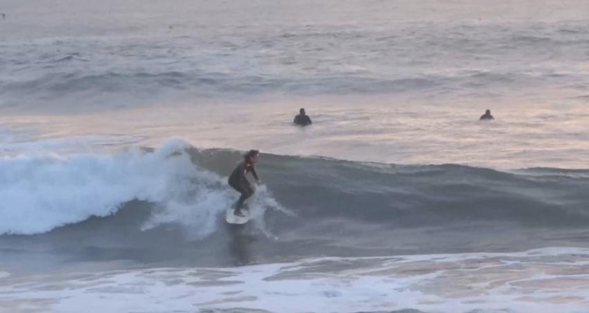 [VIDEO] Más de 100 personas reunidas en Coronel para evento de surf a pesar de prohibiciones