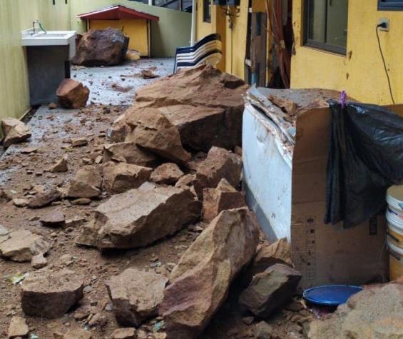 Enormes rocas caen sobre complejo turístico en Dichato y provocan serios daños