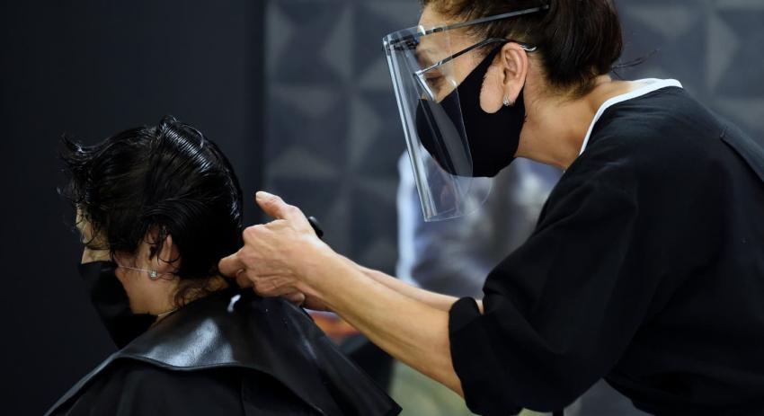 Mascarillas demuestran su importancia en EEUU al evitar brote de COVID-19 en peluquería