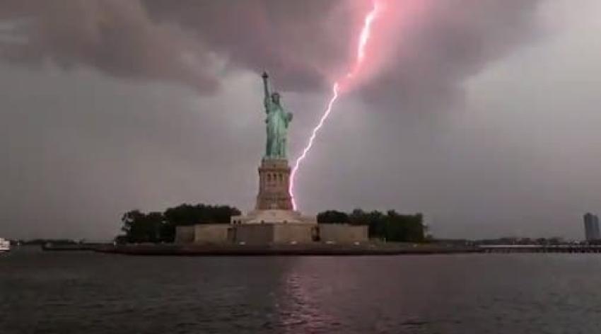 [VIDEO] Captan el momento preciso en que un rayo impacta a la Estatua de la Libertad