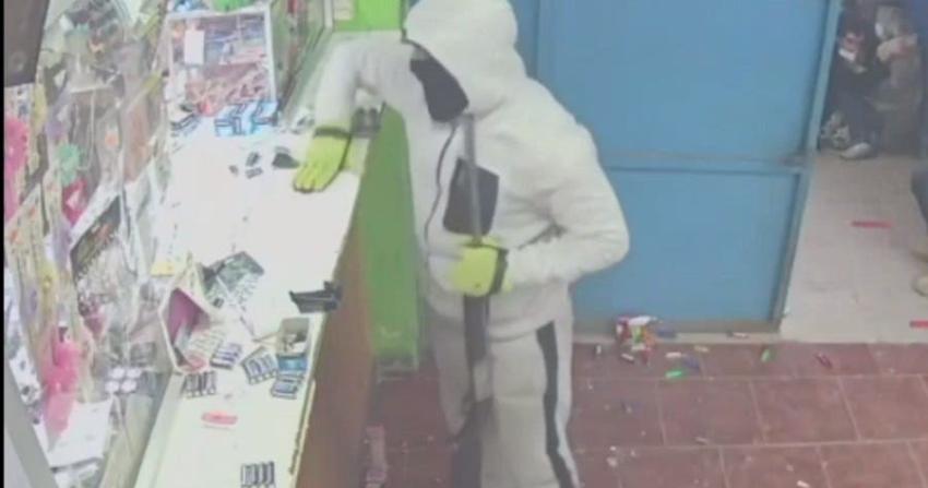 Cámaras captan violento robo armado a supermercado en Chillán