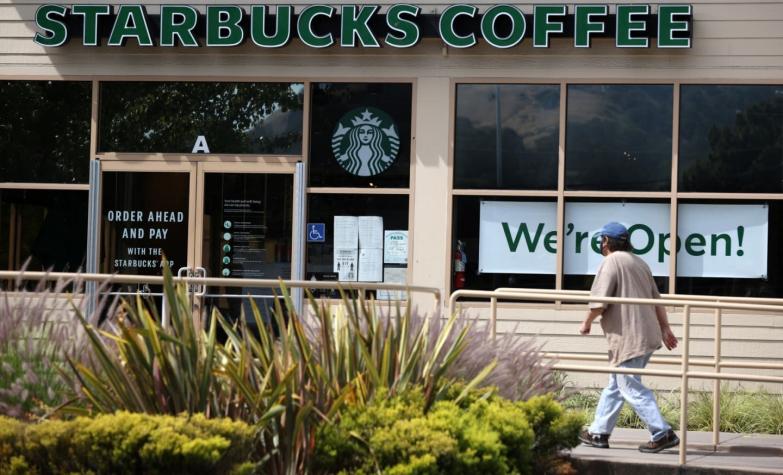 Coronavirus: detienen a empleado de Starbucks por escupir en cafés que pidieron policías