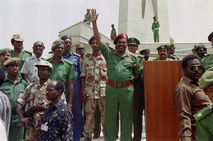 Encuentran cuerpos de 30 oficiales autores de un golpe de Estado fallido en Sudán en 1990