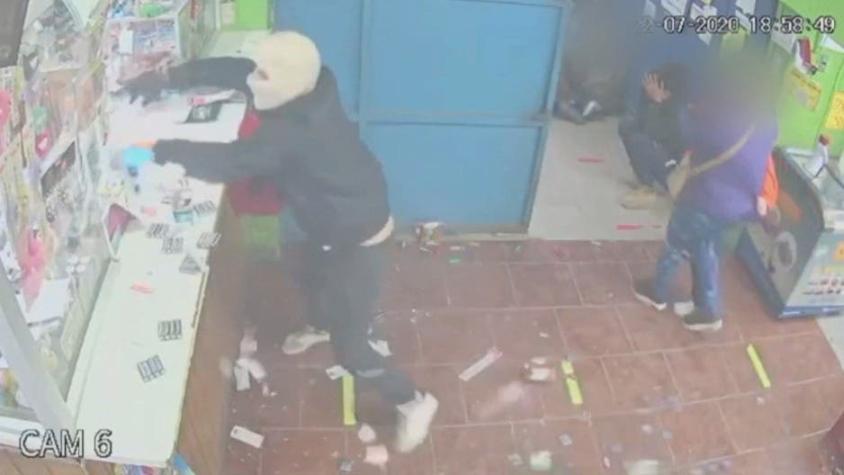 [VIDEO] Sujetos se llevaron 30 millones: con martillos roban y destruyen supermercado en Chillán