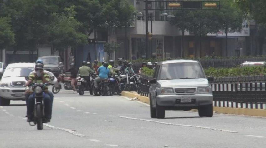 [VIDEO] "Colectivos" causan terror en Venezuela: Brutal golpiza a civiles por violar cuarentena