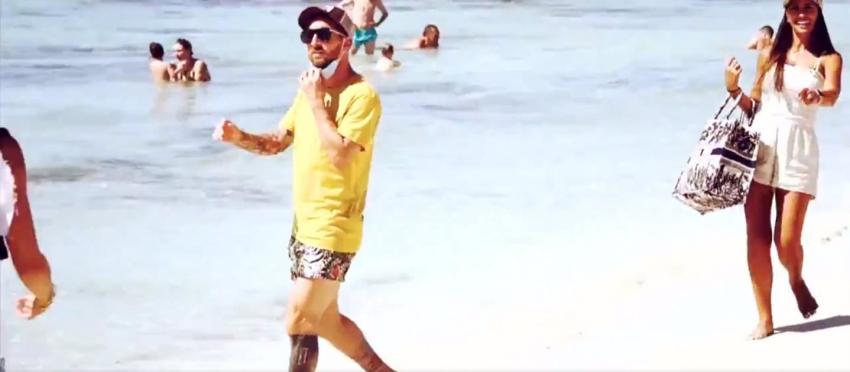 Captan a Lionel Messi usando incorrectamente la mascarilla en una playa de Ibiza