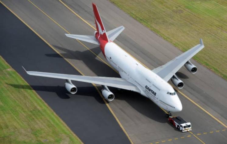 [VIDEO] Último Boeing 747 de Qantas se despide de Australia dibujando un canguro en el cielo