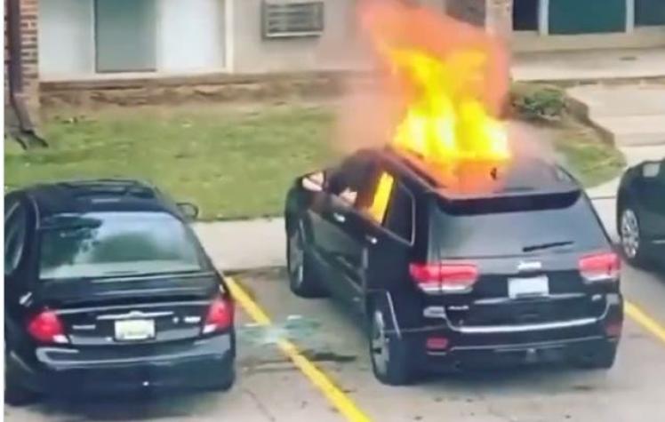 [VIDEO] Prende fuego al vehículo de su exnovio y casi le estalla en la cara