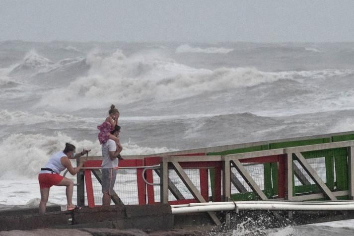 Con vientos de hasta 145 kms por hora: Huracán Hanna toca tierra en el sur de Texas