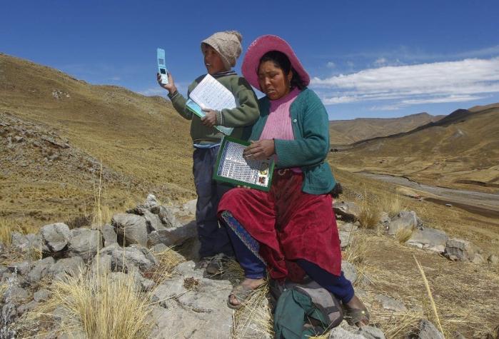Niños peruanos deben subir a cerro para tener señal de Internet y acceder a clases online